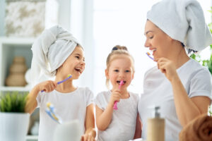 kids brushing teeth with mom, pediatric dentist in arlington